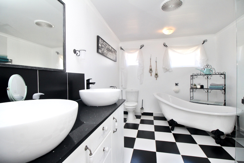 8 Bedroom Property for Sale in Mountainside Western Cape